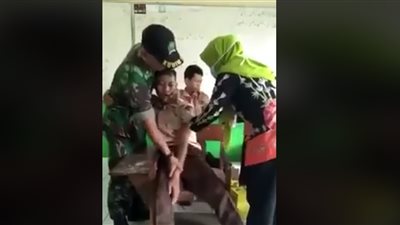 رد فعل هيستيري لطالب لحظة إعطائه «الحقنة» (فيديو)