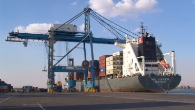 ميناء السويس يستقبل 330 سيارة