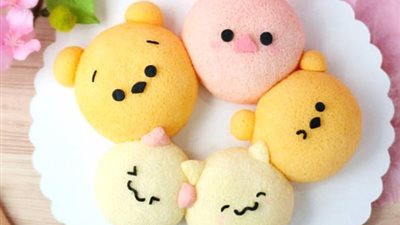 بالصور.. أم تبهر متابعيها بتصاميم كعك على شكل دمى محشوة