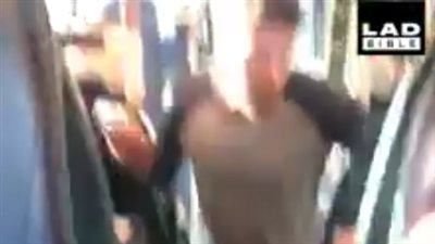 نهاية مروعة لشاب نام داخل حافلة (فيديو)