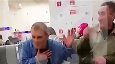 رجل يطعن صديقه لتأخره عن موعده (فيديو)