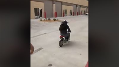 نهاية مفجعة لفتاة تقود دراجة نارية بسرعة عالية (فيديو)