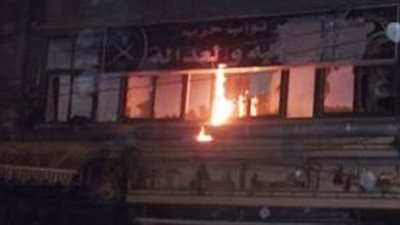 العشرات يقتحمون مقر الحرية والعدالة بـ