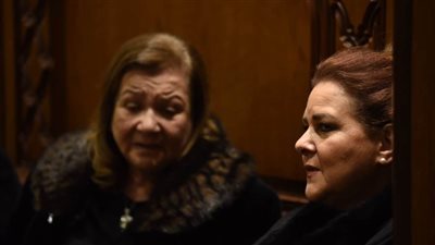 دلال عبد العزيز تقدم العزاء لأسرة الفنان حسن عفيفي | فيديو 