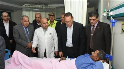 محافظ الشرقية يطمئن على الحالة الصحية لمصابي حادث انهيار عقار فاقوس (صور)
