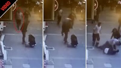 رجل شجاع ينقض على آخر يضرب زوجته السابقة (فيديو)