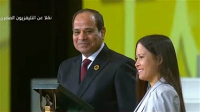 فى لفتة إنسانية.. السيسي يكرم أول قائدة طائرة بدون ذراعين | فيديو