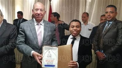 صحفيو البحر الأحمر يكرمون محافظ البحر الأحمر السابق | صور