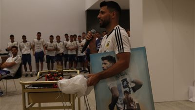 لاعبو منتخب الأرجنتين يحتفلون بعيد ميلاد أجويرو (صور)