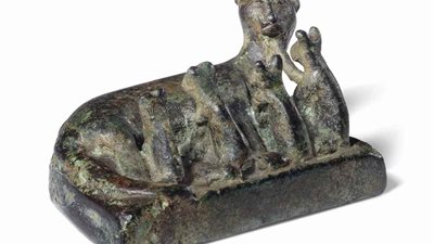 بالصور.. بيع قطع أثرية مصرية في مزاد علني بلندن