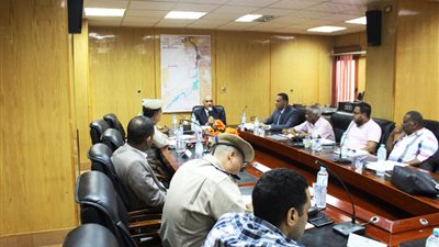 بالصور.. مدير أمن أسوان يناقش نتائج حملات إزالة التعديات