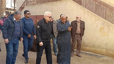 وصول مرتضى منصور لتشييع جثمان شقيقته بالدقهلية | فيديو وصور