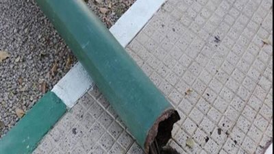 رفع عمود إنارة سقط بشارع بالزيتون