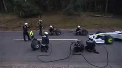 بالفيديو.. هجوم دب على سيارة سباق