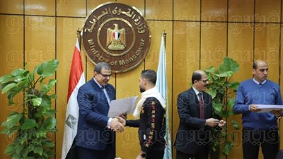 وزير القوي العاملة يسلم 18 عاملا عقود للعمل بدولة خليجية