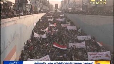 بالفيديو.. تصاعد الأوضاع في اليمن ومصادمات بين حشود الرفض والتأييد