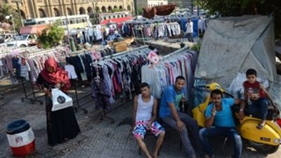 بالصوت.. نائب محافظ القاهرة يواصل توزيع الكروت على 