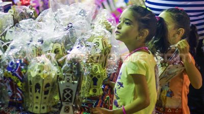 بالصور.. الفانوس المصري يغزو السوق البورسعيدي والدولار كلمة السر