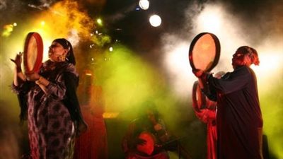 محبو الزار يتراقصون على أنغام طبول 