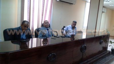 بالصور.. موظفو «المعادي» يودعون رئيس الحي