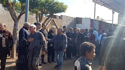 مرتضى منصور يتلقى العزاء في شقيقته أمام المقابر بالدقهلية | صور
