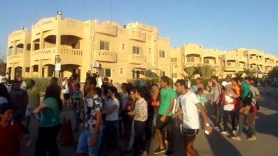 بالفيديو.. توافد جمهور الهضبة على حفل 