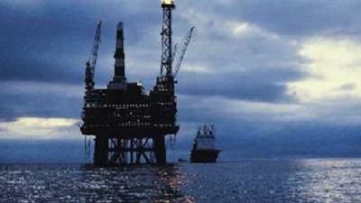 برنت يرتفع بفعل أزمة أوكرانيا لكنه يتجه لخسارة شهرية