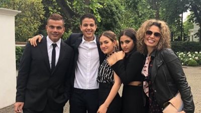 عمرو دياب يحتفل بتخرج توأمه «عبد الله وكنزي» من الثانوية (صور)