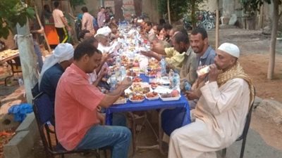 «شباب بيحب الخانكة» ينظمون إفطارا جماعيا لعمال النظافة