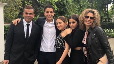 أحدث صور لعمرو دياب وزوجته زينة عاشور في حفل تخرج توأمهما