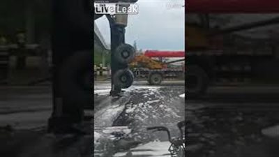 جسر يقسم شاحنة نصفين (فيديو)