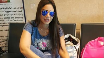 بالصور.. إيناس عز الدين تخلع حذاءها «تفتيش ذاتي» بمطار ماليزيا