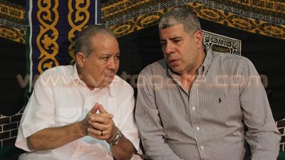 بالفيديو والصور.. شوبير وأبورجلة أول الحاضرون لعزاء والدة 