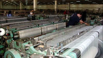 طلبة: إغلاق المصانع وعدم التزام العمال أهم أسباب تراجع صناعة النسيج