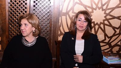 غادة والي وسميحة أيوب تشاركان في عزاء مديحة يسري