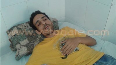 بالصور.. شاب مريض يضرب عن الطعام بالقنطرة للمطالبة بعلاجه وتوظيفه