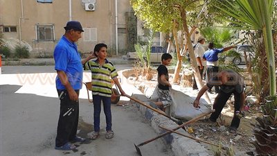 بالصور.. رئيس حي فيصل بالسويس يشارك في حملة نظافة