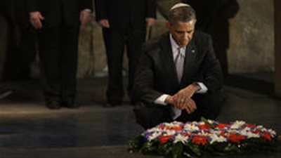 بالصور.. أوباما يضع الزهور على النصب التذكاري لضحايا الهولوكست