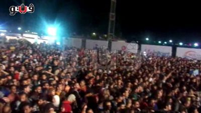 بالفيديو.. الآلاف ينتظرون مفاجأة الهضبة بحفل «موسى كوست»