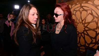 ليلى علوي وإلهام شاهين ودرة في عزاء مديحة يسري (صور)