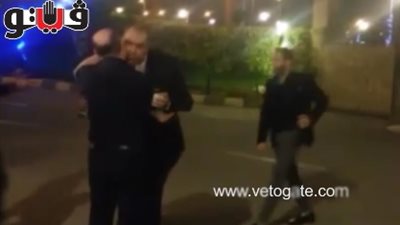 حازم إمام والسعدني وحمودي يصلون عزاء نجل محمد فضل (فيديو)