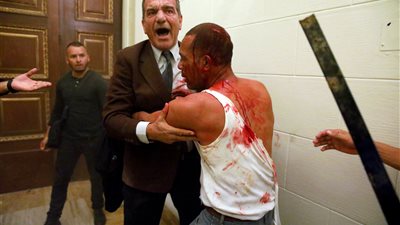 بالصور.. ضرب ومحاصرة نواب فنزويليين في أعمال عنف