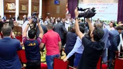 بالفيديو.. خناقة بالكراسي بين الشيوخ في مؤتمر الأنبار العراقي