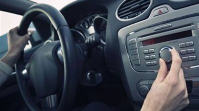 خبراء يحذرون من الاستماع إلى الموسيقى أثناء القيادة
