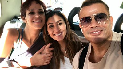 عمرو دياب يظهر مع دينا الشربيني وابنته نور في لندن (صورة)