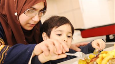 للأمهات.. علمي طفلك إتيكيت تناول الطعام