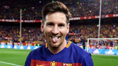 «ميسي» يحتفل بكأس إسبانيا على طريقته الخاصة