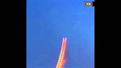 بالفيديو.. صينى يشكل سلما بالألعاب النارية ليخترق السماء