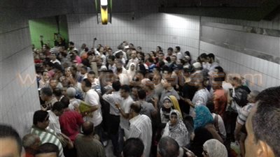 تكدس الركاب على رصيف محطة مترو العتبة