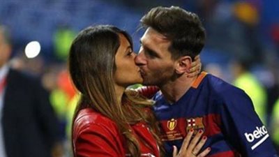 «قبلة» مكافأة من أنطونيلا لـ«ميسي» احتفالا بكأس إسبانيا